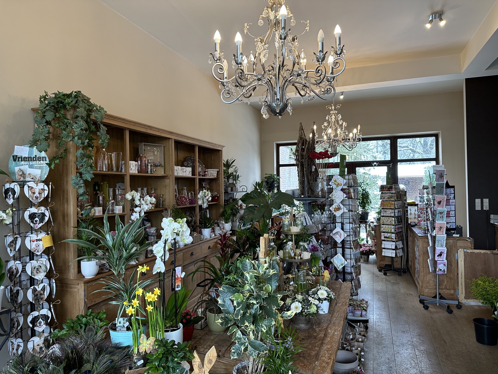 Decoratief bloemstuk uit het atelier van 4 Everything Flowers